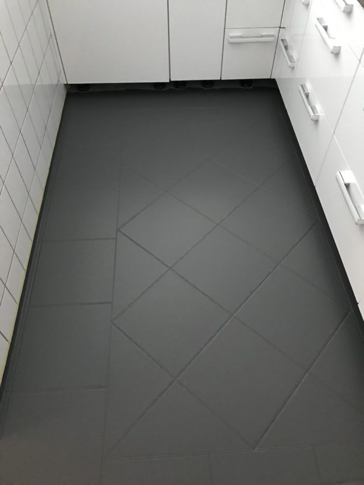 Фарбування кахлю у ванній кімнаті