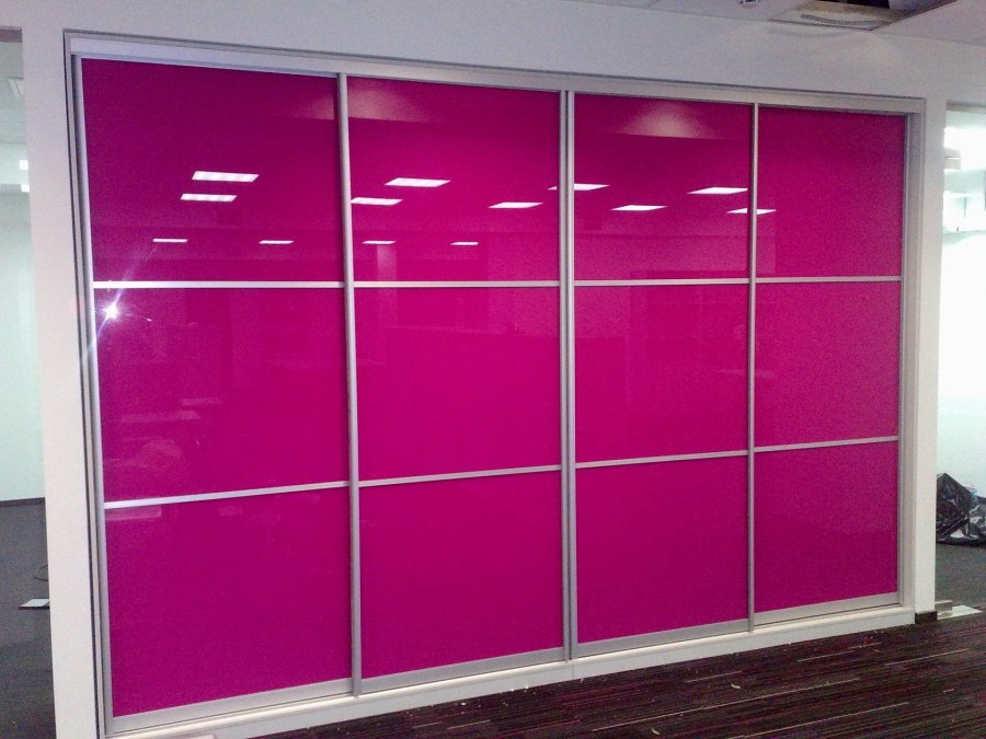 Фарбування шаф-купе зі скляними фасадами